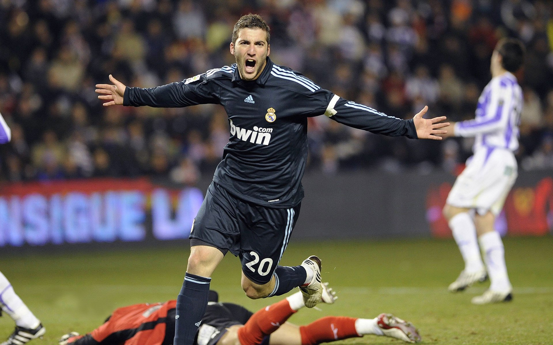 “战术大比拼：两支强队的攻守大变革带来什么样的结果？”